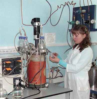 В автоматизированном ферментационном комплексе выращиваются бактерии в режиме синтеза ПГА нового типа – резиноподобного сополимера