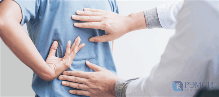 Если у вас болит поясница, врач первым делом проведёт осмотр спины и позвоночного столба