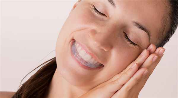 Фото человека с ортодонтическими каппами