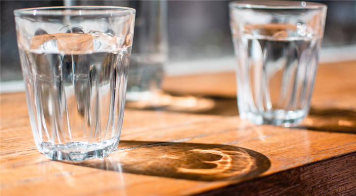 6 признаков, что ты пьешь слишком много воды (и это очень плохо)