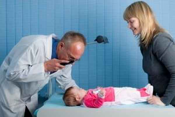 детский офтальмолог Клиники микрохирургии глаза на Маерчака Пугачёв С.И. проводит осмотр