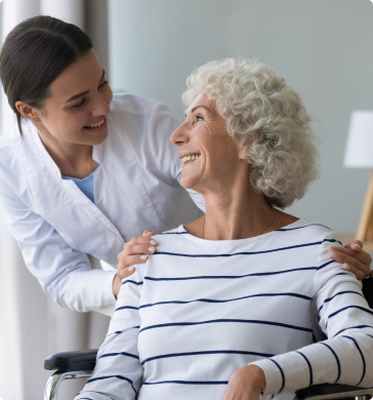 Врач осматривает женщину для диагностики болезней