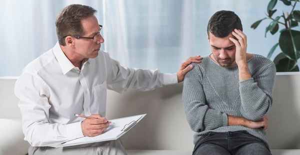 Человек с депрессией на приёме у психотерапевта