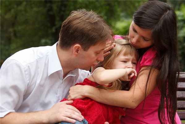 Родители с испуганной дочкой