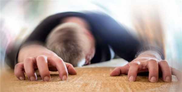 Мужчина упал на пол от приступа эпилепсия