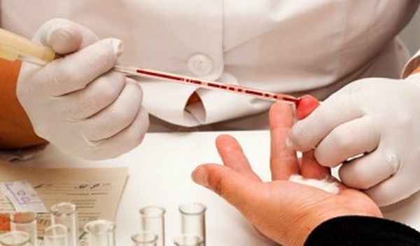 Общий анализ крови позволяет установить уровень гемоглобина и количество эритроцитов