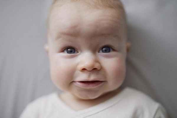 Ребенок лежит на спине. В большинстве случаев рефлюс проходит после трех месяцев без каких-либо последствий.