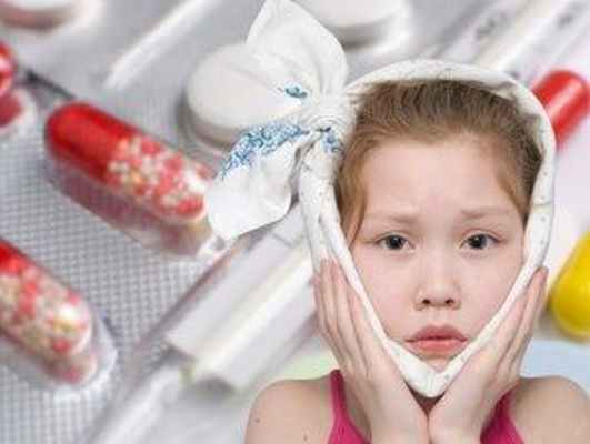 девочка держится за щёки у неё паротит