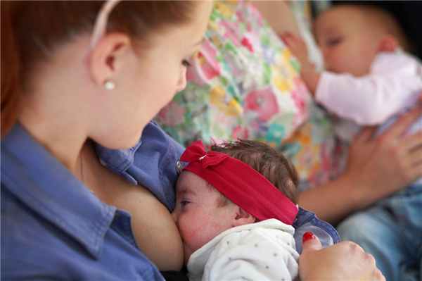  25 июня 2015 года мать кормит грудью своего ребенка на собрании Группы поддержки грудного вскармливания в Центре здоровья в Беловаре, Хорватия.