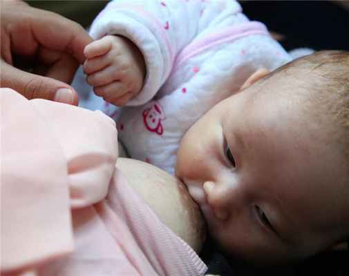  Мать кормит грудью своего ребенка в Центре семейной медицины № 1 города Ош, Кыргизстан.