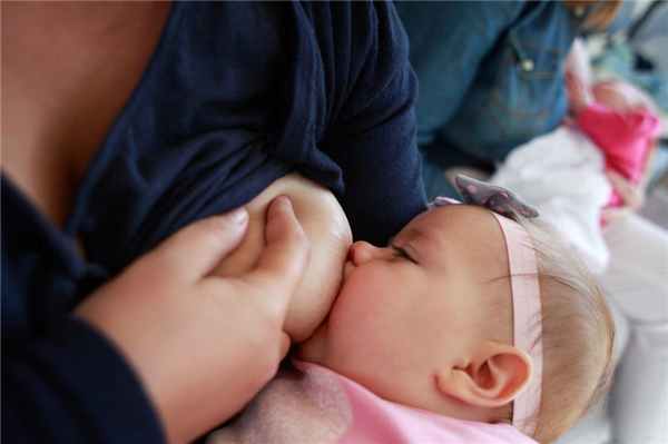  25 июня 2015 г. мать кормит грудью своего ребенка на собрании группы поддержки грудного вскармливания в Центре здоровья в Беловаре, Хорватия.