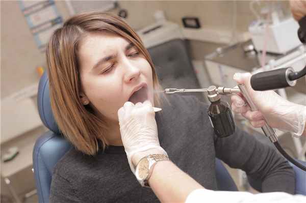 Паратонзиллярный абсцесс: диагностика, симптомы и лечение