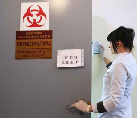 Сотрудница вирусологической лаборатории