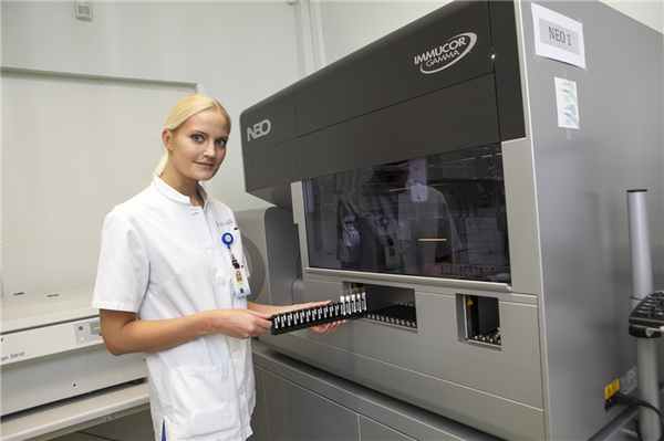 Группы крови определяют при помощи микроплат в большом анализаторе