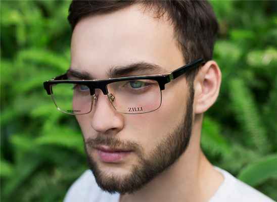 мужчина в очках