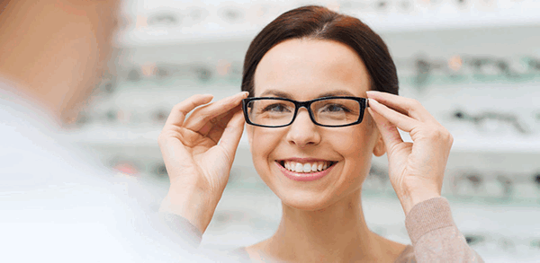 Женщина примеряет очки