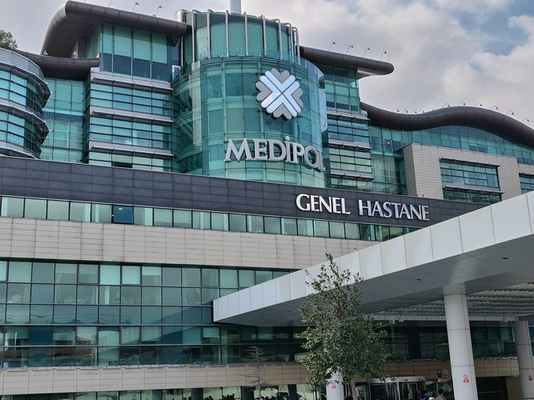 Главный-вход-в-Университетский-госпиталь-Медиполь,-Турция,-Стамбул