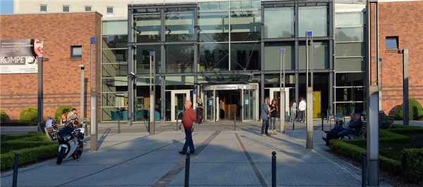 Главный-вход-в-клинику-Норд-Клиник-Альянс,-Бремен