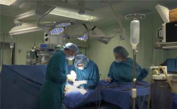 Команда хирургов проводит операцию по удалению липосаркомы