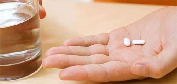 Аллергия на антибиотики проявляется сразу же после употребления препаратов.