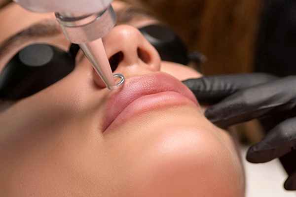 Свести татуаж губ