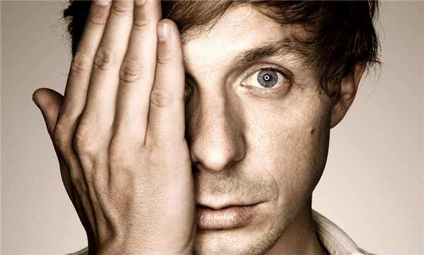 главный признак, на который стоит обратить внимание, — сложности при попытке двигать глазами