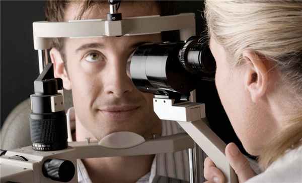офтальмологический осмотр