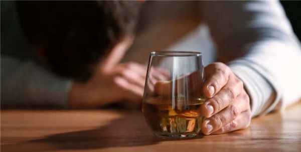 Мужчина страдает от алкоголизма