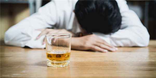 Алкоголик со стаканом