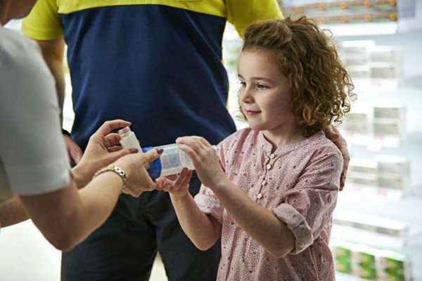 Девочке дают ингалятор