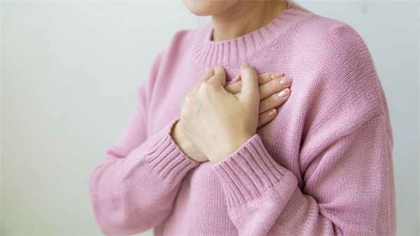 Внезапная сердечная смерть может наступить из-за аритмий или сердечного приступа.