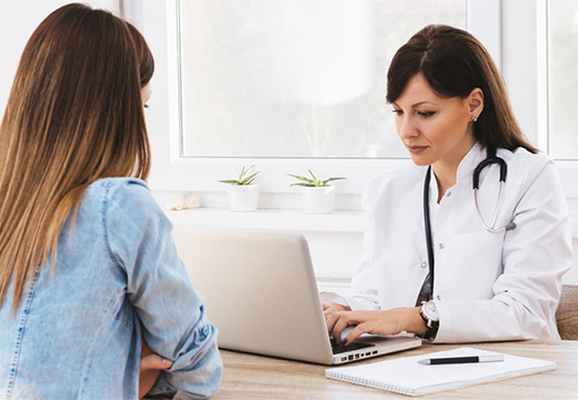 девушка и врач