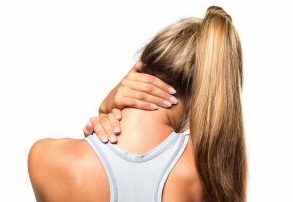 При наличии перелома остистого отростка в шее больной испытывает сильный дискомфорт, страдает от малоподвижности шеи