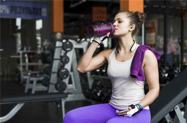 Чистая вода, зеленый чай без сахара, вода со свежевыжатым лимонным или апельсиновым соком