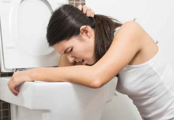 женщину тошнит