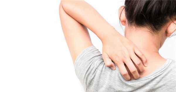 Женщина чешет спину