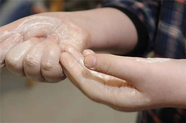 Намазывание рук кремом