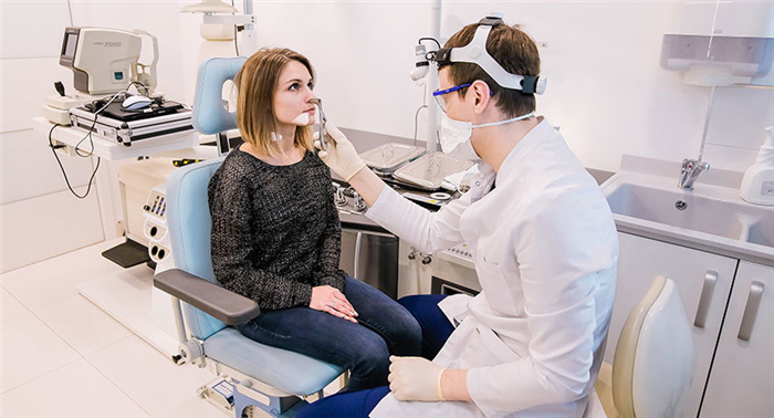 Осмотр носоглотки в международной клинике Медика24