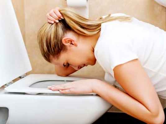 девушку тошнит