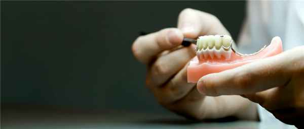 shiniruyushchij-byugelnyj-protez2