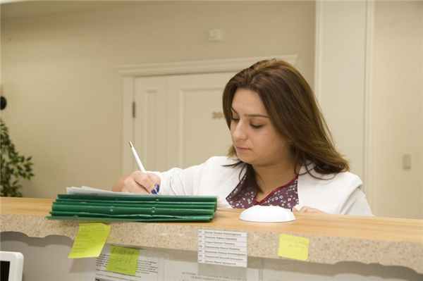 Утренняя скованность суставов: причины и лечение в Москве