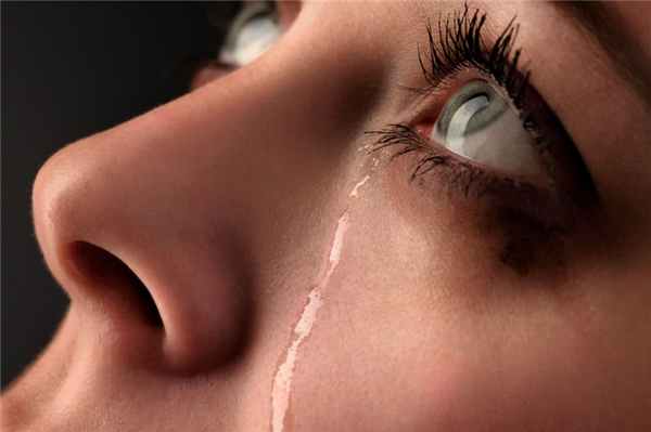 Слезится глаз: причины, лечение