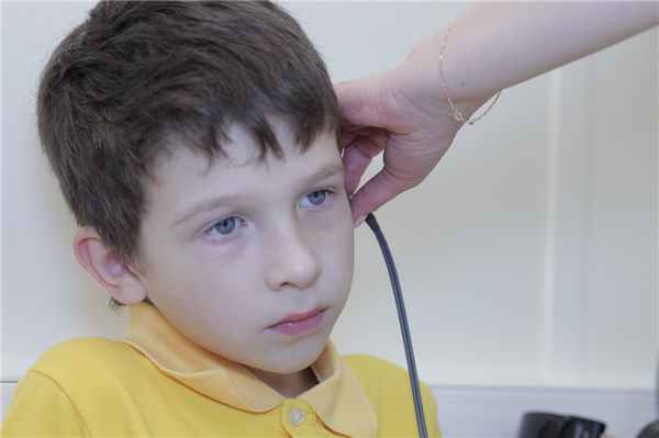 Тиннитус (шум в ушах): лечение и причины