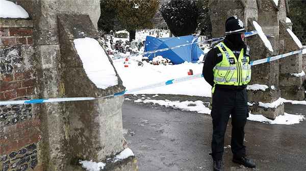 Благодаря чему удалось спасти жизнь полицейского из Солсбери