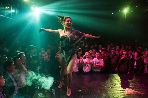 Выступление трансгендера в клубе в Шанхае