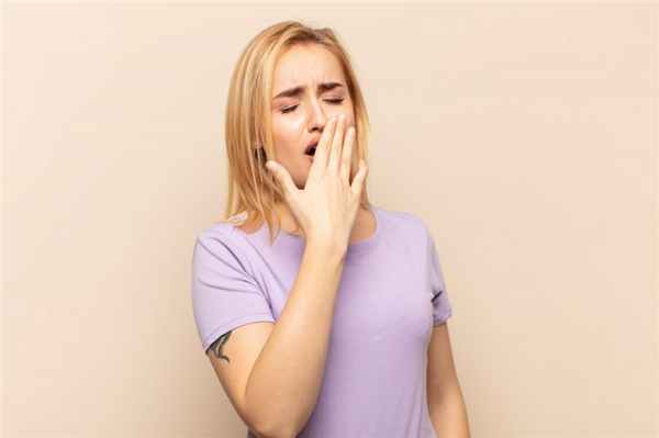 Девушка рано проснулась и зевает 