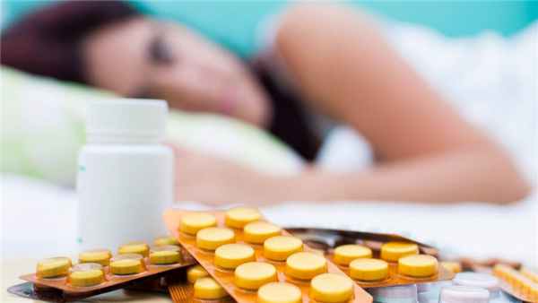больная лежит рядом с таблетками