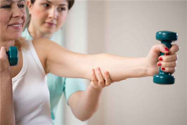 Силовые тренировки, особенно упражнения для верхней части спины