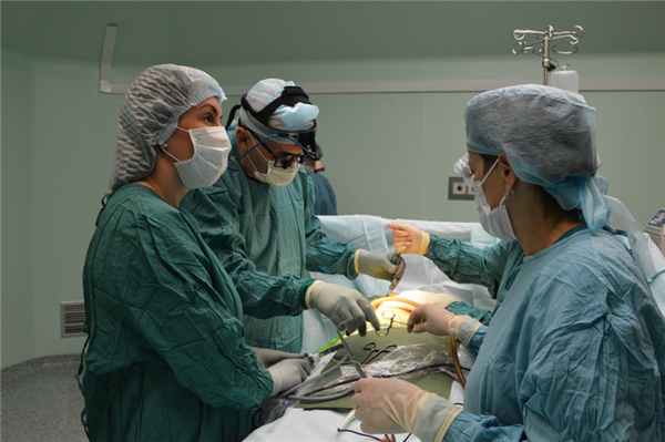 К врачам «ОКБ № 1» за помощью едут со всей страны! Торакальные хирурги провели сложнейшую операцию на трахее жительнице Свердловской области.