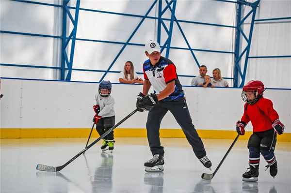 Губернатор Липецкой области Игорь Артамонов принял участие в открытии единственного в ЦФО катка на территории кластера лагерей